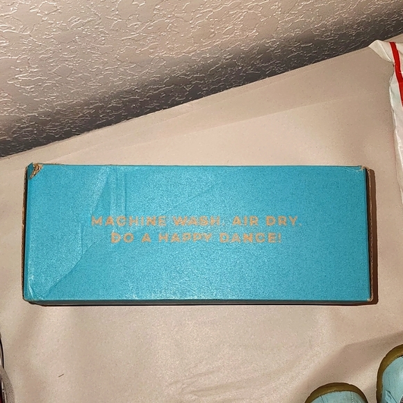 New in Box Bzees Women's Smile II, Wavestripe Multi-Colored Sandals Size 8 Light - Picture 7 of 15